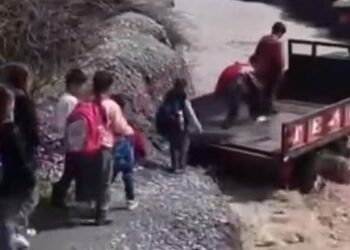 Öğrenciler, debisi yükselen dereyi traktörle geçti