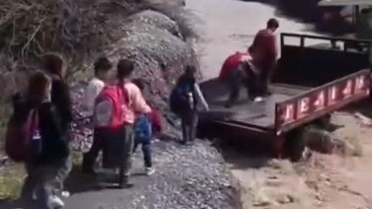 Öğrenciler, debisi yükselen dereyi traktörle geçti