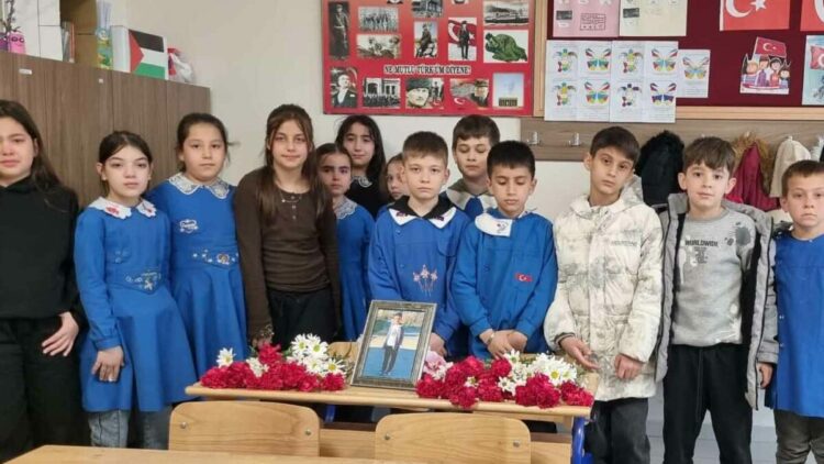 Kazada ölen Bülent Umut'u arkadaşları, sırasına çiçek bırakıp andı