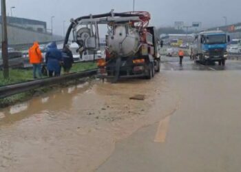 Çekmeköy'de dere yola taştı; Kadıköy istikameti trafiğe kapatıldı -1