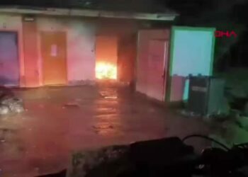 Diyarbakır’da, hastanenin tıbbi atık deposunda yangın
