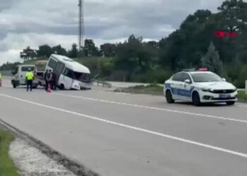 Çanakkale’de minibüs refüjdeki ağaca çarptı; baba-oğul yaralandı