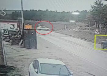 Şarampole devrilen otomobildeki 3 kişi yaralandı; kaza kamerada