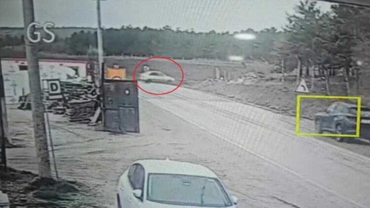 Şarampole devrilen otomobildeki 3 kişi yaralandı; kaza kamerada