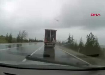 TIR’ın otomobile çarpıp sürüklediği kaza kamerada: 1 ölü, 2 yaralı