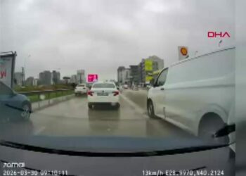 Yol vermek istemeyen sürücüyü darbetmeye çalıştılar; o anlar kamerada