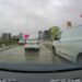 Yol vermek istemeyen sürücüyü darbetmeye çalıştılar; o anlar kamerada