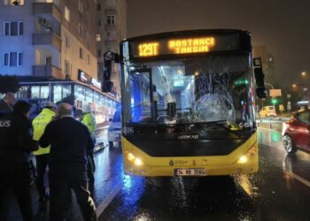 Üsküdar'da kırmızı ışıkta yolun karşısına geçen yayaya İETT otobüsü çarptı; kaza kamerada