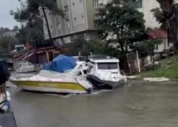 Beykoz'da yağış etkili oldu; sürücüler ilerlemekte güçlük çekti, tekneler sürüklendi