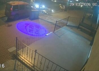 Annesinin motosikletini izinsiz alıp, gezmek isteyen çocuğun kazası kamerada