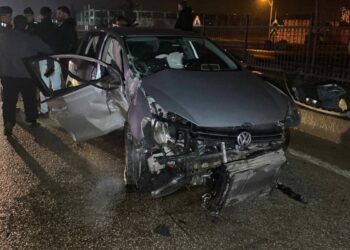 Bursa'da kontrolden çıkan otomobil direğe çarptı: 2 yaralı