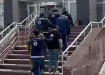 Kars'ta durdurulan kamyonetten 12 kaçak göçmen çıktı