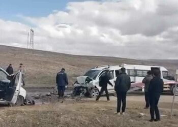 İki hafif ticari araç kafa kafaya çarpıştı; 2'si ağır, 4 yaralı