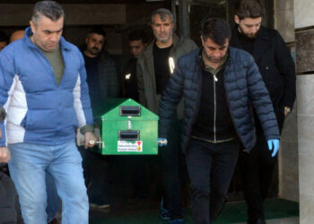 Tartıştığı babasını boğazını keserek öldürdü