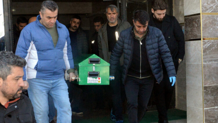 Tartıştığı babasını boğazını keserek öldürdü