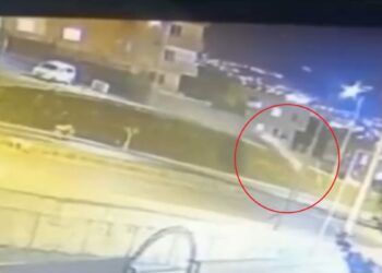 Otomobilin alt yola uçtuğu kaza kamerada: 3 yaralı