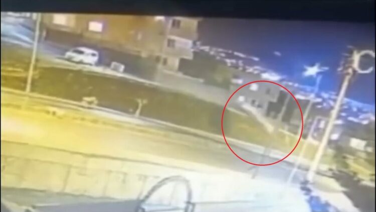 Otomobilin alt yola uçtuğu kaza kamerada: 3 yaralı