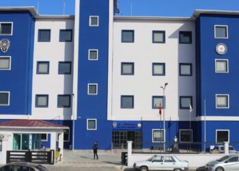 Emniyete imza vermeye plakasız motosikletle gelen ehliyetsiz sürücüye 86 bin lira ceza