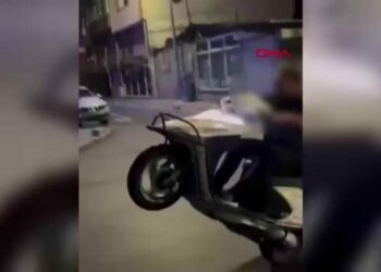 Motosiklet sürücüsünün tek teker üzerinde tehlikeli sürüşü kamerada