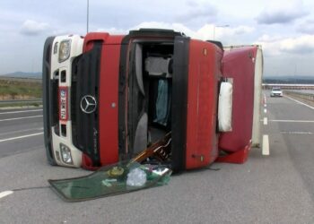 Tuzla’da virajı alamayan TIR devrildi
