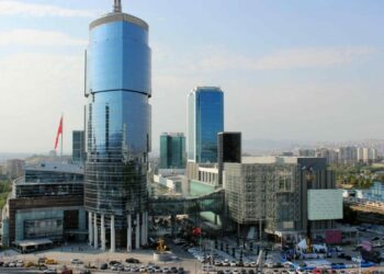 Ankara'da bir AVM, hafta sonu 18 yaş altındakilerin velisi olmadan girişlerini yasakladı