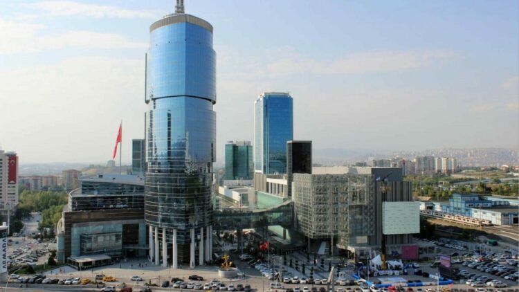 Ankara'da bir AVM, hafta sonu 18 yaş altındakilerin velisi olmadan girişlerini yasakladı
