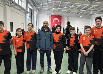 Ankara'da spora erişim zorluğu yaşayan ortaokul öğrencilerinin, floor curling başarısı