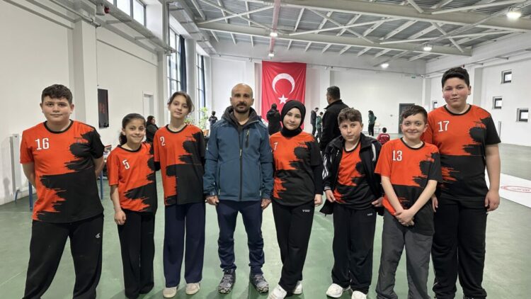 Ankara'da spora erişim zorluğu yaşayan ortaokul öğrencilerinin, floor curling başarısı
