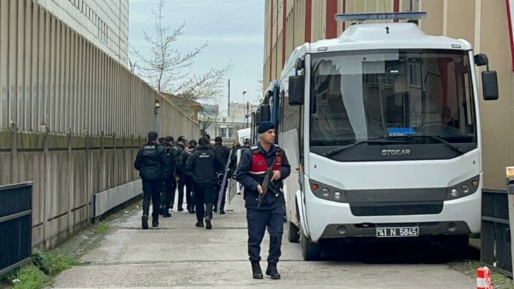 3 kişinin öldüğü eğlence mekanına silahlı saldırıya ilişkin 9 şüpheli adliyede