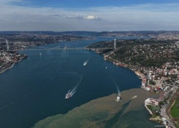 Sağanak sonrası İstanbul Boğazı’ndaki renk değişimi havadan görüntülendi