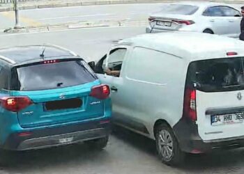 Trafikte beyzbol sopalı saldırı kamerada