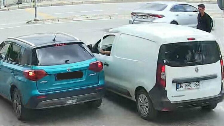 Trafikte beyzbol sopalı saldırı kamerada