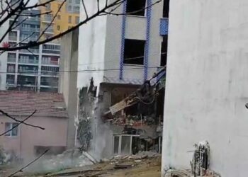 Sultangazi'de kentsel dönüşüm kapsamında apartman yıkıldı; yandaki binada hasar oluştu