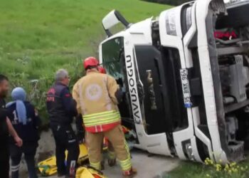 Tanker, yağmur suyu tahliye kanalına devrildi: 1'i ağır, 3 yaralı