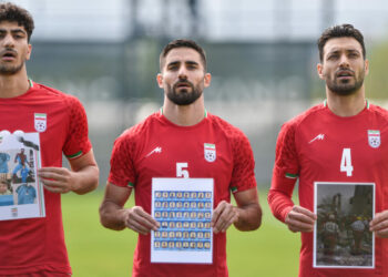 FIFA Başkanı Infantıno’nun izlediği maçta, İran Milli Takımı sahaya öldürülen çocukların fotoğraflarıyla çıktı