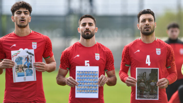 FIFA Başkanı Infantıno’nun izlediği maçta, İran Milli Takımı sahaya öldürülen çocukların fotoğraflarıyla çıktı