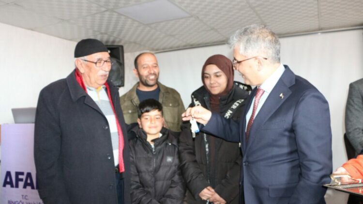 Karlıova’da depremzedeler için yapılan 230 konut, kurayla sahiplerini buldu