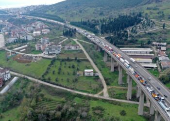 TEM’de 2 TIR ve 2 otomobil çarpıştı; araç kuyruğu dron kamerasında
