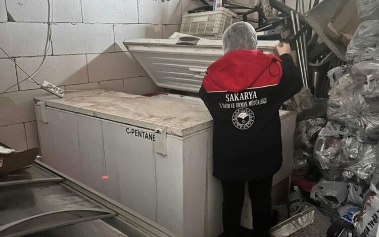 Sakarya'da 200 kilo tarihi geçmiş tavuk eti ele geçirildi
