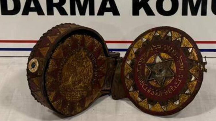 Erzurum’da ceylan derisine yazılmış altın işlemeli Tevrat ele geçirildi