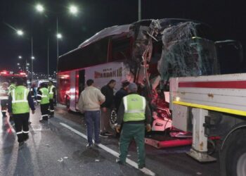 Sancaktepe'de seyir halindeki yolcu otobüsü TIR'a çarptı: 10 yaralı
