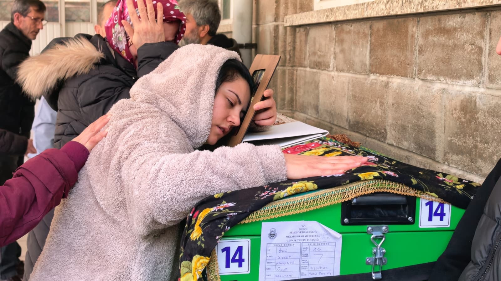 El freni çekilmeyen otomobilin çarptığı Öykü toprağa verildi: Dedeleri bayram hediyesi alacakmış