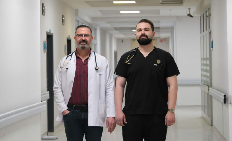 Küçükken hayalini kuruyordu, şimdi babasıyla aynı hastanede şifa dağıtıyor