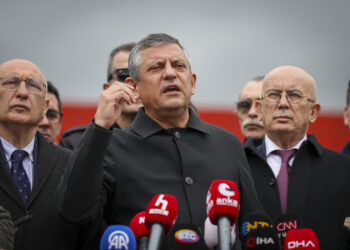 Türkiye distopik bir roman gibi; Tanju Özcan öğrencilere burs veren vakfa bağış toplamaktan içerde