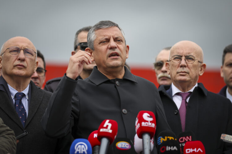 Türkiye distopik bir roman gibi; Tanju Özcan öğrencilere burs veren vakfa bağış toplamaktan içerde