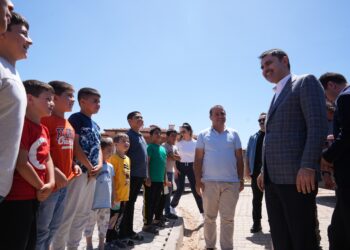 Bakan Kurum, depremzede çocukların halı saha keyfini paylaştı