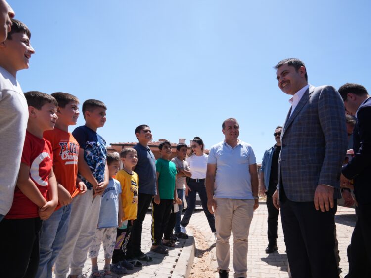 Bakan Kurum, depremzede çocukların halı saha keyfini paylaştı