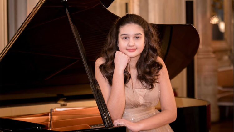 12 yaşındaki piyanist Elif Naz Ertuğrul, nisan ayında iki önemli konserde sahne alacak