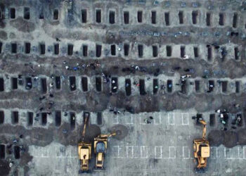 İran'da öldürülen 160 kız çocuğu için mezarlar kazıldı