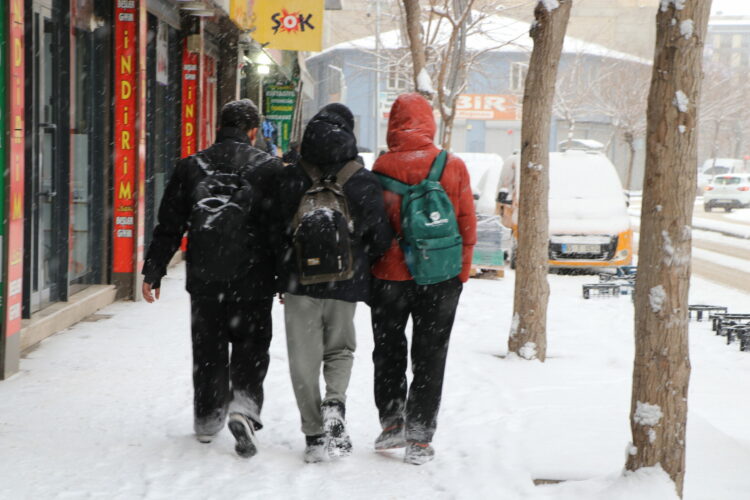Kar ve soğuk hava nedeniyle Hakkari'de okullar tatil edildi